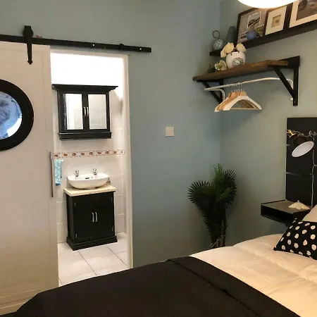 Sandy Cove Sea Views Free Wifi Netflix Luxurious 아파트 번드런